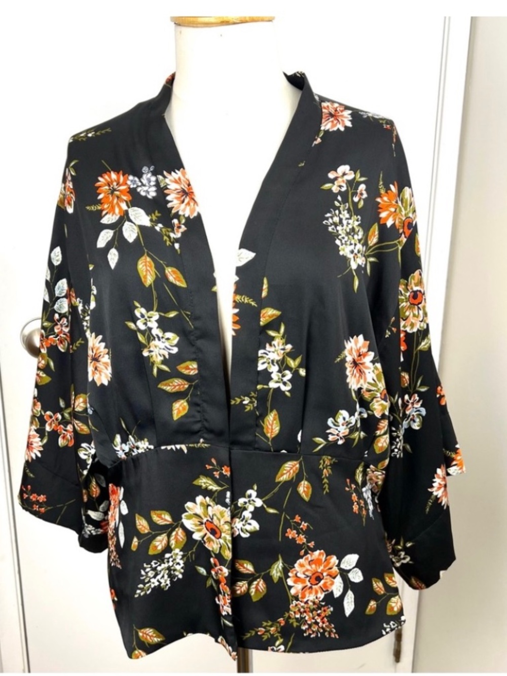Sacred Cloth Japanese Style Kimono Blouse size L Black Floral Feminine Dressy